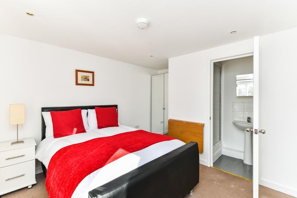 Riverbank Stay Лондон Экстерьер фото