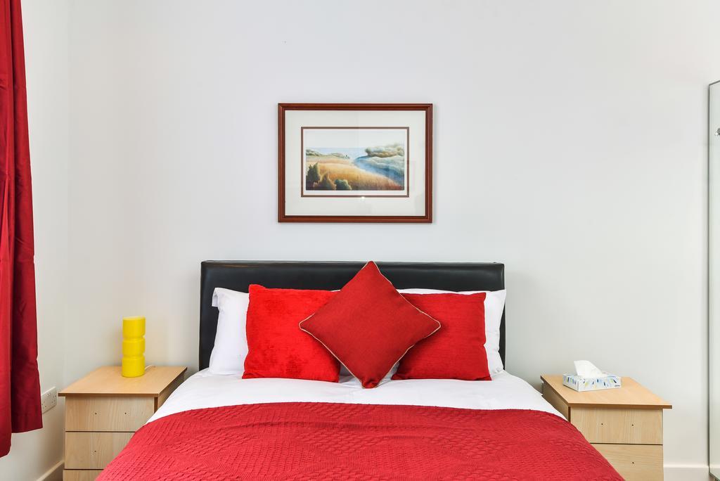 Riverbank Stay Лондон Экстерьер фото