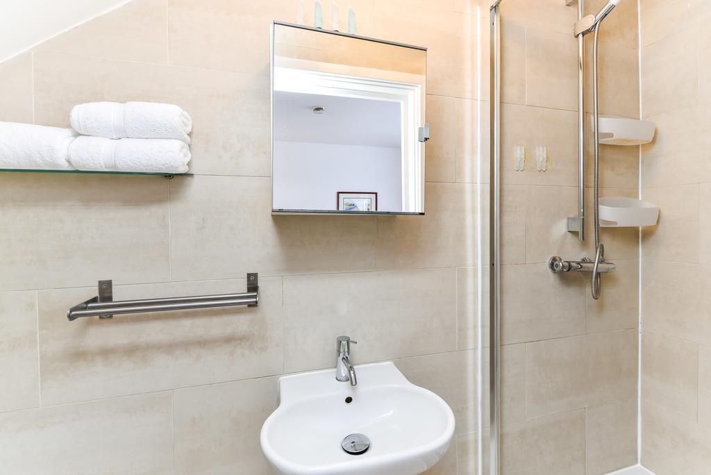 Riverbank Stay Лондон Экстерьер фото